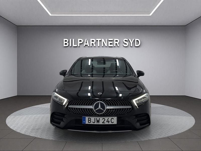 Svart Begagnad 2019 Mercedes A200 AMG Sedan | 229 900 kr (Marknadspris) - Bild 1/4