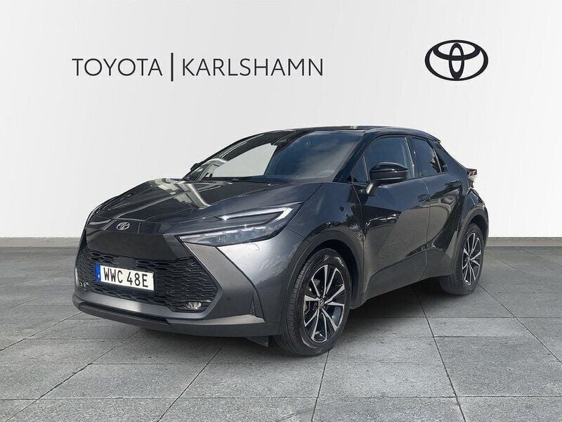 Mörkgrå Begagnad 2023 Toyota C-HR Style SUV | 359 000 kr (Marknadspris) - Bild 1/4
