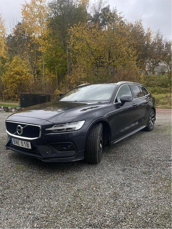 Grå Begagnad 2020 Volvo V60 Momentum Kombi | 229 000 kr (Marknadspris) - Bild 1/4
