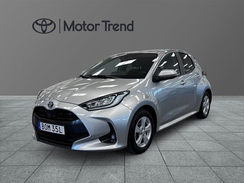 Silver Begagnad 2022 Toyota Yaris Hybrid Active Halvkombi | 224 500 kr (Marknadspris) - Bild 1/3