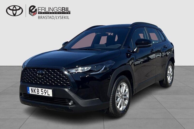 Svart Ny 2024 Toyota Corolla Cross Active SUV | 402 000 kr (Marknadspris) - Bild 1/4