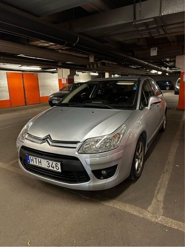 Silver Begagnad 2009 Citroën C4 Halvkombi | 39 900 kr (Marknadspris) - Bild 1/4