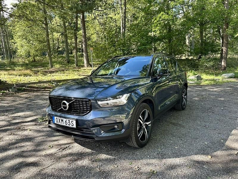 Blå Begagnad 2022 Volvo XC40 R-Design SUV | 395 000 kr (Lite dyr) - Bild 1/4
