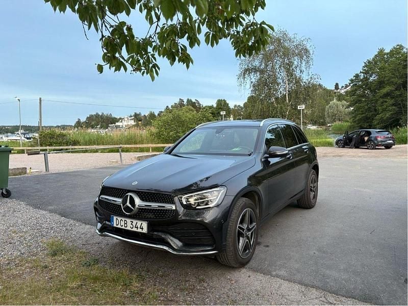 Grå Begagnad 2021 Mercedes GLC300e AMG line SUV | 449 500 kr (Marknadspris) - Bild 1/4