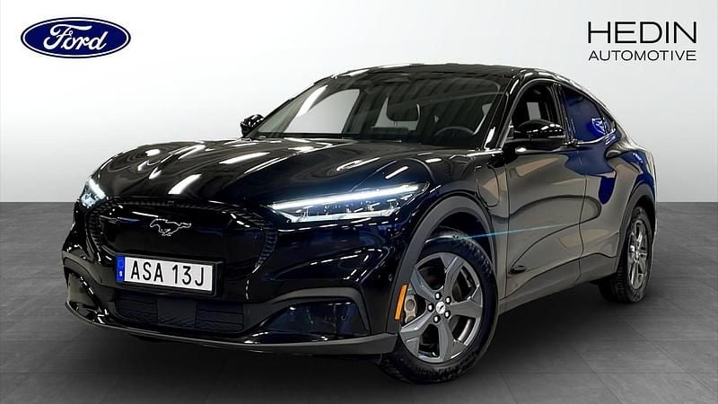 Svart (black) Begagnad 2021 Ford Mustang Mach-E SUV | 349 900 kr (Bra pris) - Bild 1/4
