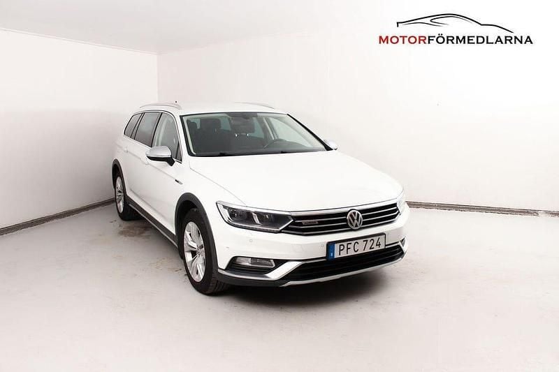 Vit Begagnad 2017 VW Passat Alltrack Kombi | 159 000 kr (Marknadspris) - Bild 1/4
