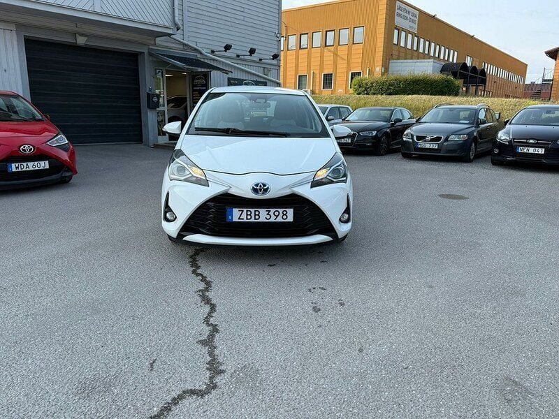 Vit Begagnad 2017 Toyota Yaris Hybrid Active Halvkombi | 134 900 kr (Marknadspris) - Bild 1/4