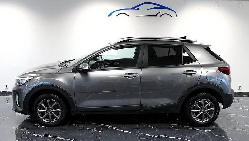 Grå Begagnad 2024 Kia Stonic Advance SUV | 179 900 kr (Bra pris) - Bild 1/4