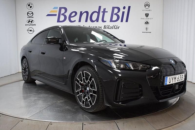 Svart Begagnad 2025 BMW i4 M Sport Sedan | 679 500 kr (Lite dyr) - Bild 1/4