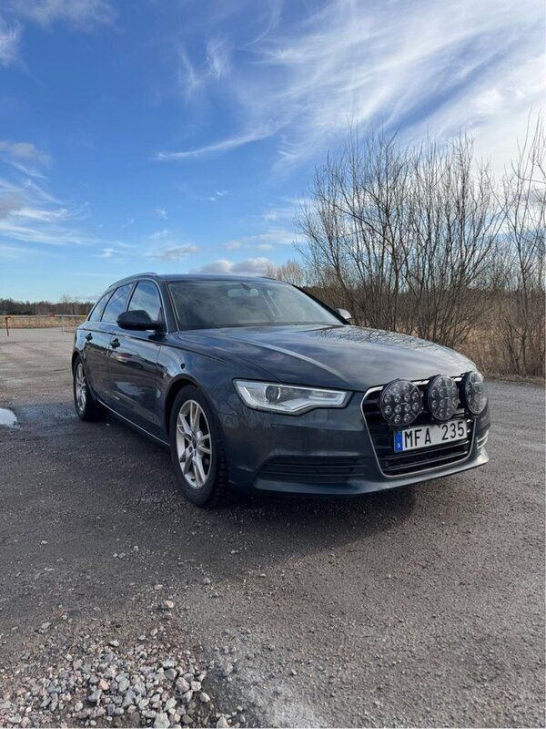 Blå Begagnad 2013 Audi A6 Comfort Kombi | 150 000 kr (Marknadspris) - Bild 1/4