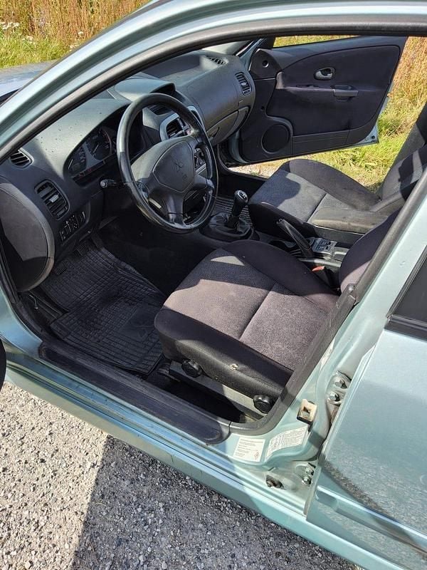 Begagnad Mitsubishi Carisma 122 HK (89 kW) 2003