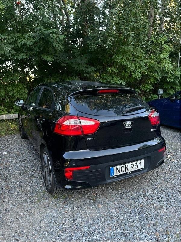 Svart Begagnad 2016 Kia Rio Halvkombi | 67 000 kr (Marknadspris) - Bild 1/4