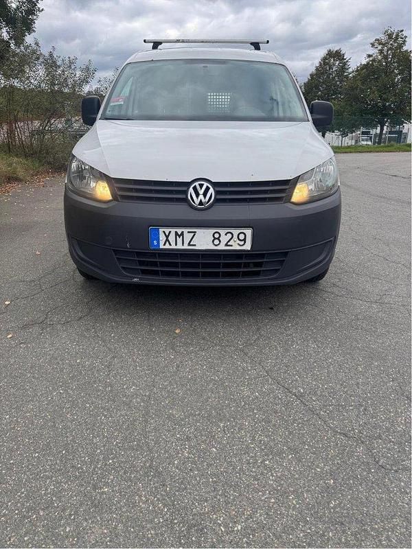 Vit Begagnad 2013 VW Caddy Minibuss | 45 000 kr (Superpris) - Bild 1/4