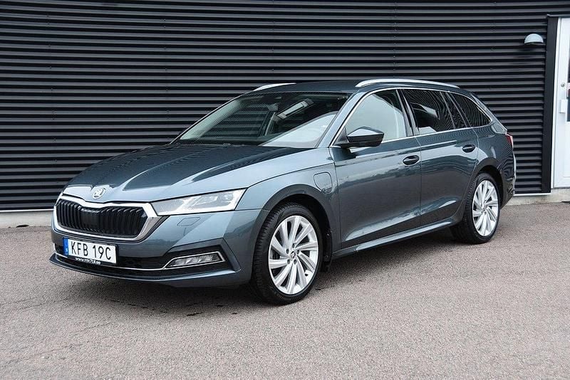 Grå Begagnad 2021 Skoda Octavia Style Kombi | 259 900 kr (Marknadspris) - Bild 1/4