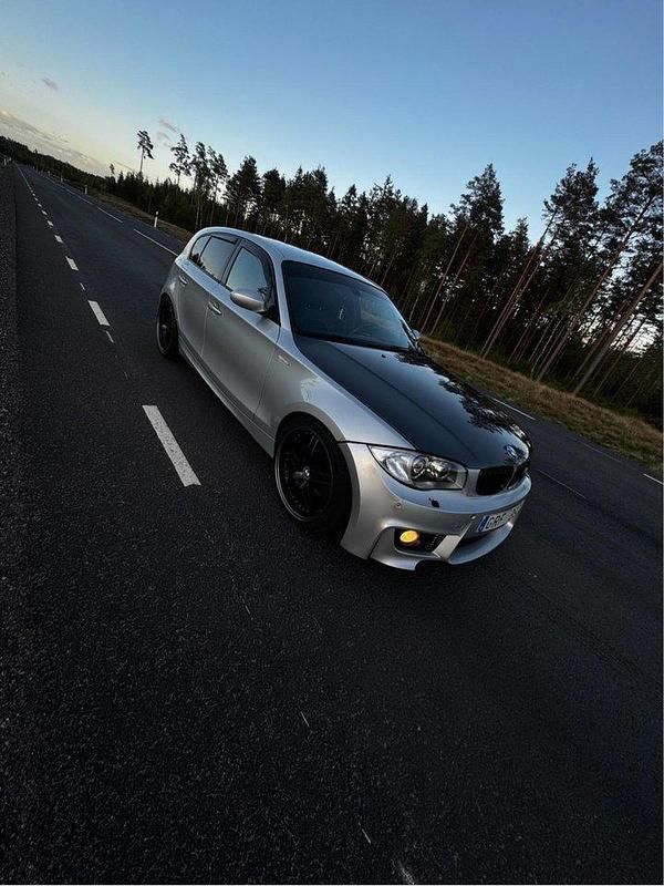 Grå Begagnad 2008 BMW 120 Advantage Halvkombi | 59 000 kr (Marknadspris) - Bild 1/4