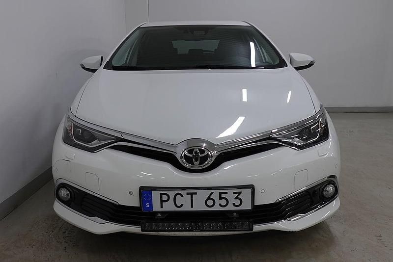 Begagnad Toyota Auris Multidrive S 116 HK (85 kW) 2016 Vit Halvkombi