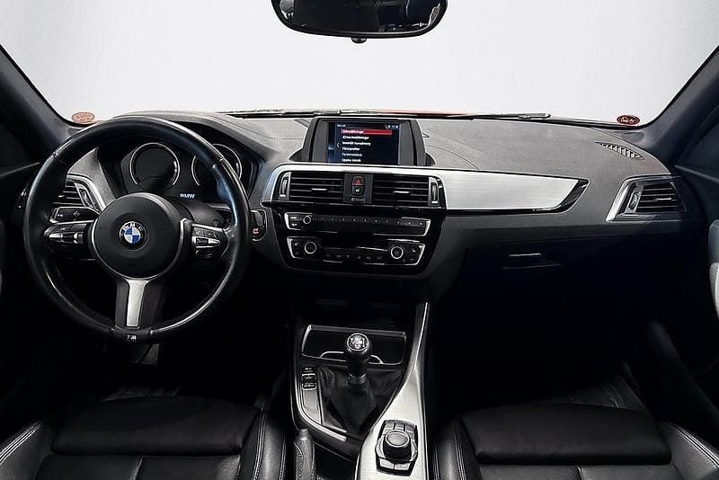 Begagnad BMW 118 M Sport 136 HK (100 kW) 2018 Orangemetallic Halvkombi