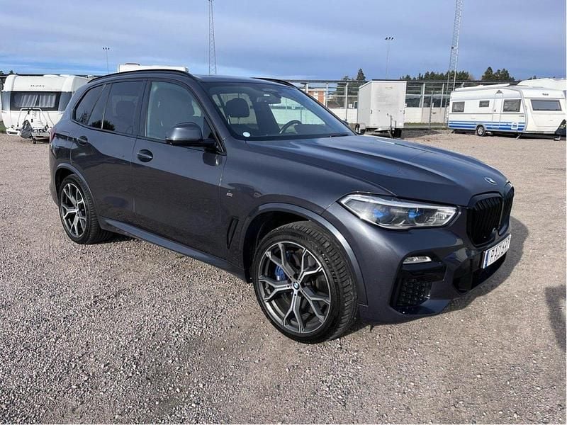 Grå Begagnad 2021 BMW X5 M Sport SUV | 499 000 kr (Marknadspris) - Bild 1/4