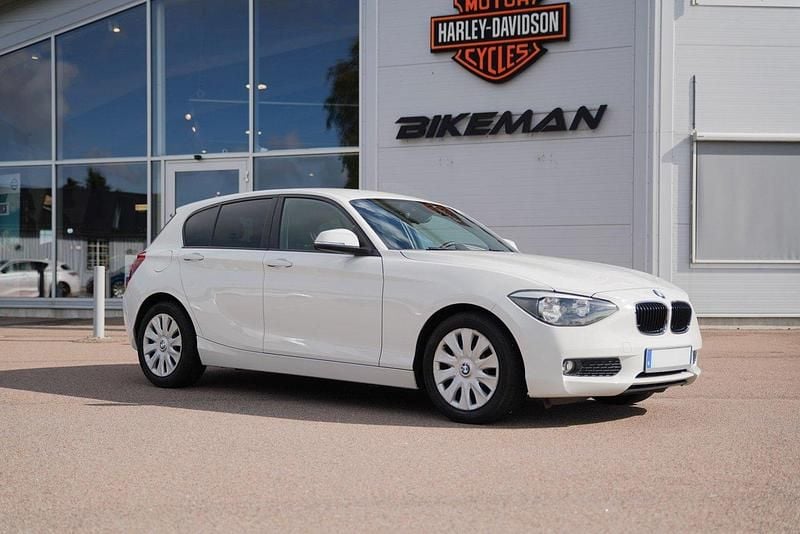 Vit Begagnad 2012 BMW 116 Comfort Edition Halvkombi | 134 900 kr (Marknadspris) - Bild 1/4