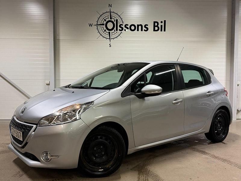 Ljusgrå Begagnad 2014 Peugeot 208 Halvkombi | 89 900 kr (Lite dyr) - Bild 1/4