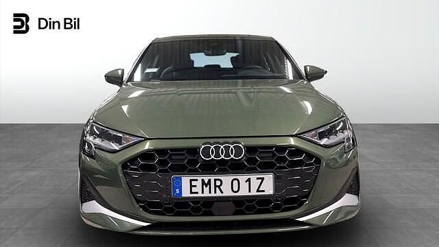 Begagnad Audi A3 Advanced Plus 150 HK (110 kW) 2025 Distriktgrön metallic Sedan