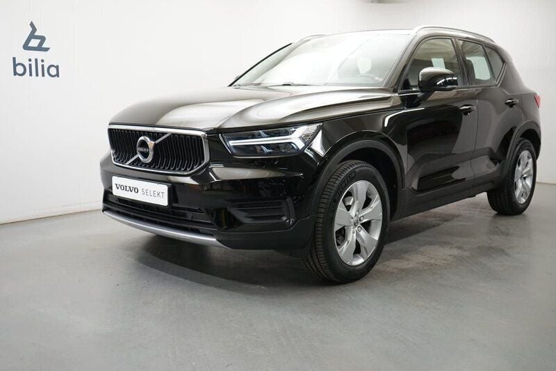 Svart Begagnad 2022 Volvo XC40 Momentum SUV | 309 900 kr (Bra pris) - Bild 1/3