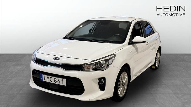 Vit Begagnad 2018 Kia Rio Advance Halvkombi | 124 900 kr (Marknadspris) - Bild 1/4