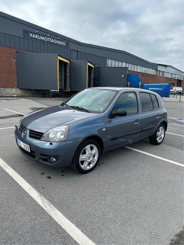 Blå Begagnad 2008 Renault Clio R.S. Halvkombi | 22 000 kr (Marknadspris) - Bild 1/4
