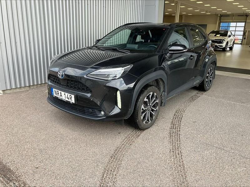 Svart Begagnad 2023 Toyota Yaris Cross Active SUV | 279 900 kr (Marknadspris) - Bild 1/4