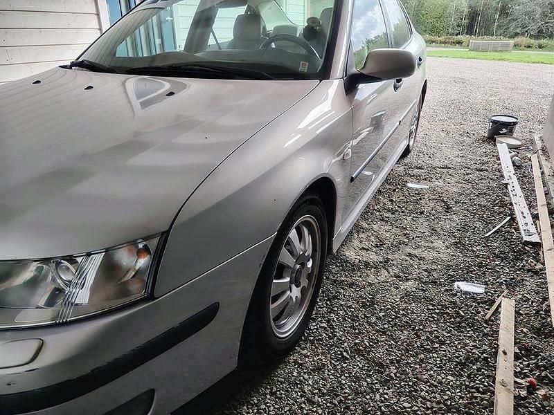 Silver Begagnad 2003 Saab 9-3 Vector Sedan | 17 000 kr (Dyr) - Bild 1/4