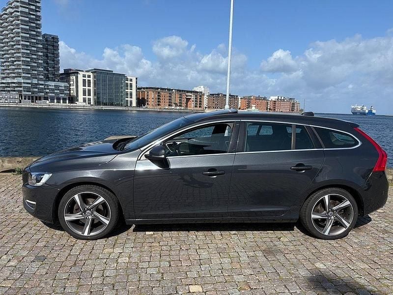 Grå (gråmetallick) Begagnad 2014 Volvo V60 Momentum Kombi | 89 900 kr (Bra pris) - Bild 1/4