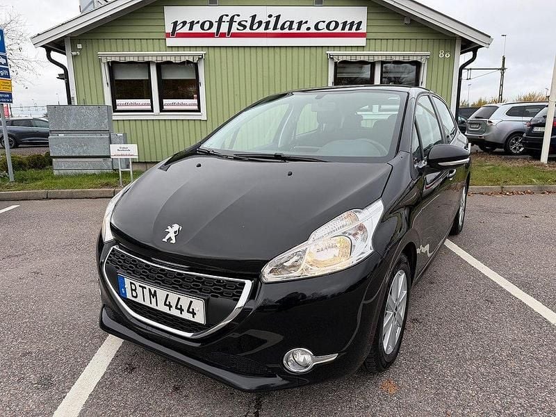 Svart Begagnad 2014 Peugeot 208 Halvkombi | 64 900 kr (Marknadspris) - Bild 1/4
