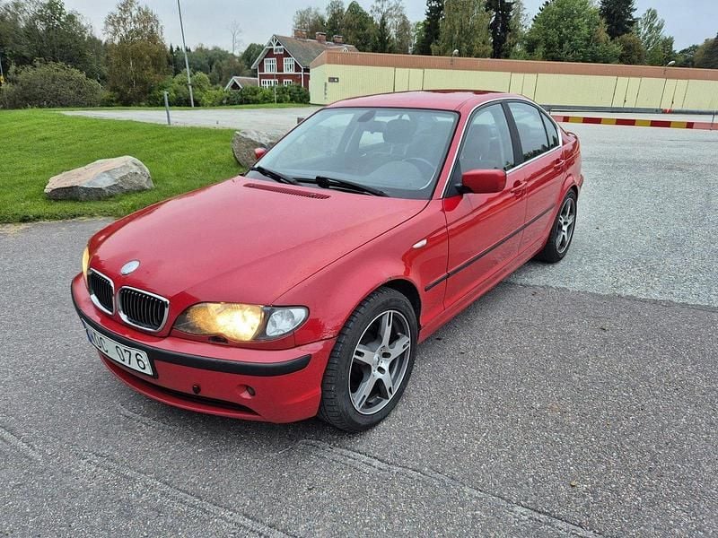 Röd Begagnad 2005 BMW 325 Sedan | 29 000 kr (Superpris) - Bild 1/4
