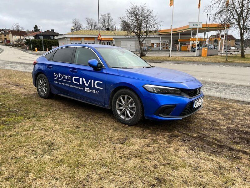 Mörkblå Begagnad 2023 Honda Civic Elegance Halvkombi | 349 900 kr (Bra pris) - Bild 1/4