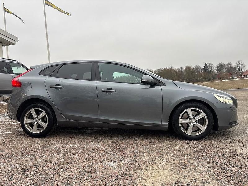 Begagnad Volvo V40 Momentum 122 HK (89 kW) 2016 Grå Halvkombi
