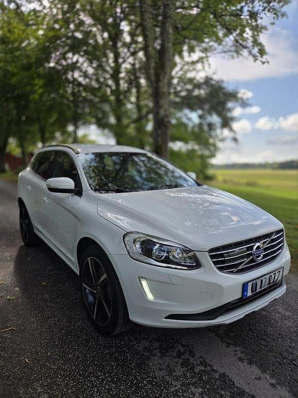 Vit Begagnad 2017 Volvo XC60 Momentum SUV | 194 900 kr (Bra pris) - Bild 1/4