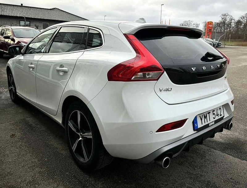 Begagnad Volvo V40 R-Design 150 HK (110 kW) 2019 Vit Halvkombi