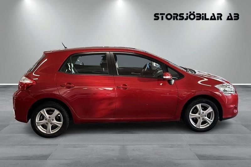 Begagnad Toyota Auris Plus 132 HK (97 kW) 2012 Mörkröd Halvkombi