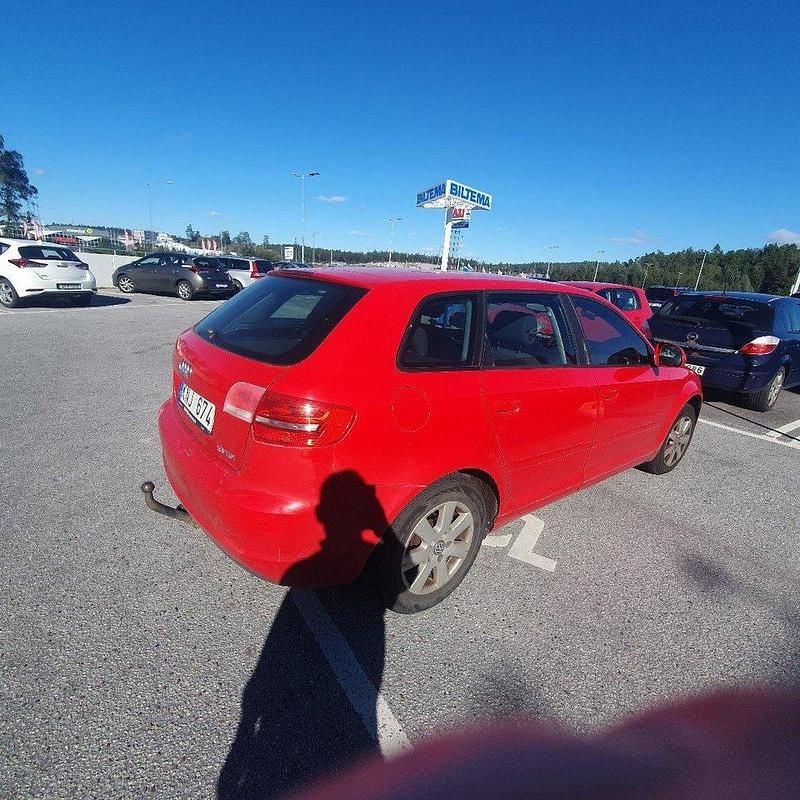 Röd Begagnad 2010 Audi A3 Sportback Attraction Halvkombi | 29 000 kr (Marknadspris) - Bild 1/4