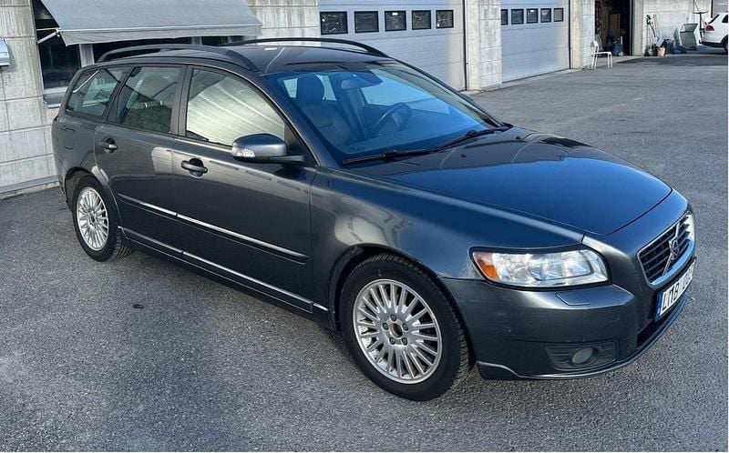 Grå Begagnad 2009 Volvo V50 Momentum Kombi | 39 500 kr (Marknadspris) - Bild 1/4
