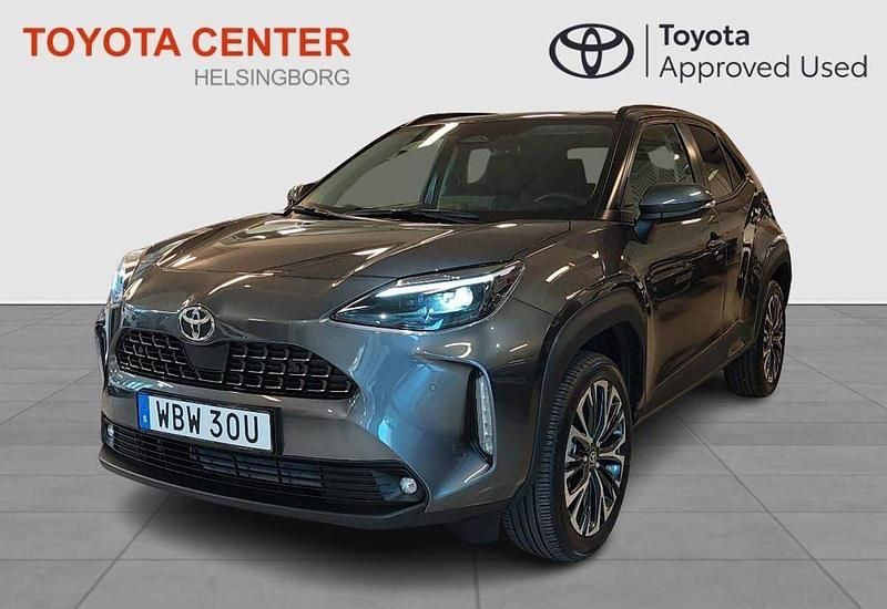 Mörkgrå (grå) Begagnad 2025 Toyota Yaris Hybrid Style SUV | 339 900 kr - Bild 1/4