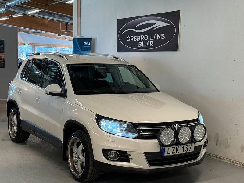 Vit Begagnad 2012 VW Tiguan SUV | 94 900 kr (Marknadspris) - Bild 1/4