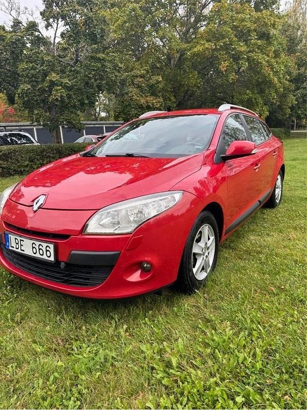 Röd Begagnad 2011 Renault Mégane GrandTour Kombi | 42 000 kr (Bra pris) - Bild 1/4
