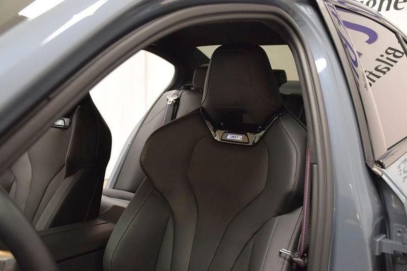 Begagnad BMW M5 Comfort Edition 728 HK (535 kW) 2025 Grå Sedan