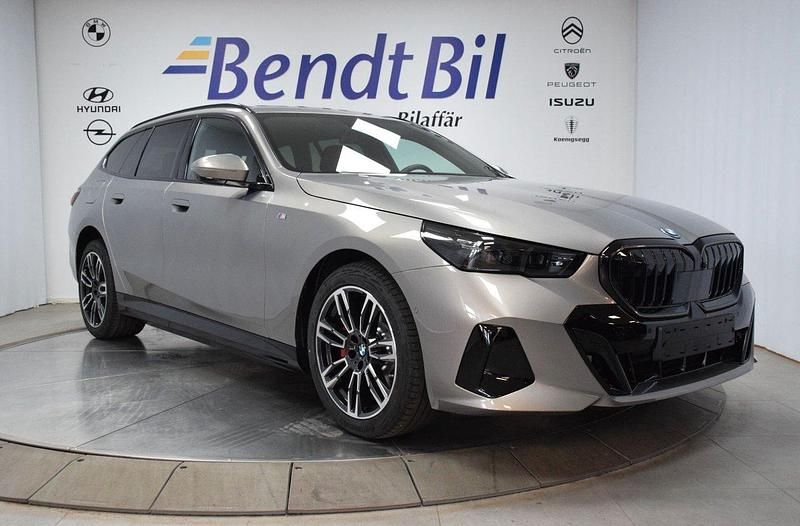 Oxide grey metallic Begagnad 2025 BMW 530e M Sport Kombi | 759 500 kr - Bild 1/3