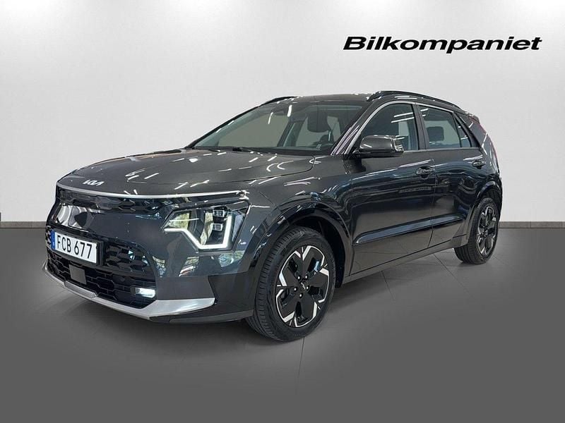 Grå Begagnad 2022 Kia e-Niro SUV | 314 900 kr (Marknadspris) - Bild 1/4
