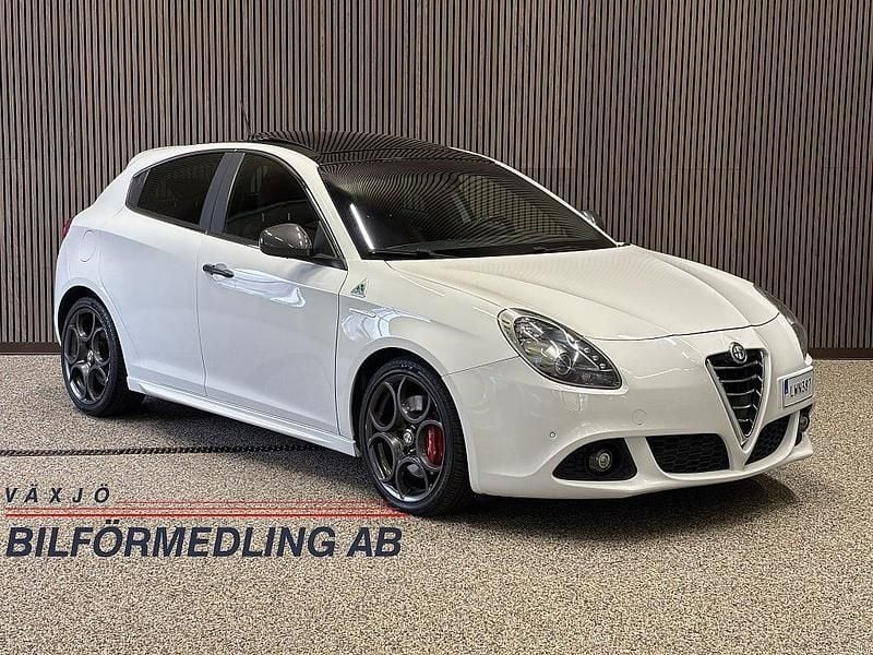 Vit Begagnad 2015 Alfa Romeo Giulietta Quadrifoglio Verde Halvkombi | 159 900 kr - Bild 1/4