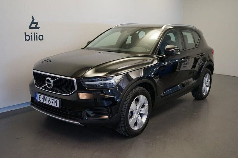 Svart Begagnad 2022 Volvo XC40 Momentum SUV | 309 500 kr (Bra pris) - Bild 1/4