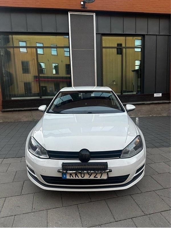 Vit Begagnad 2014 VW Golf VII Halvkombi | 79 900 kr (Marknadspris) - Bild 1/4