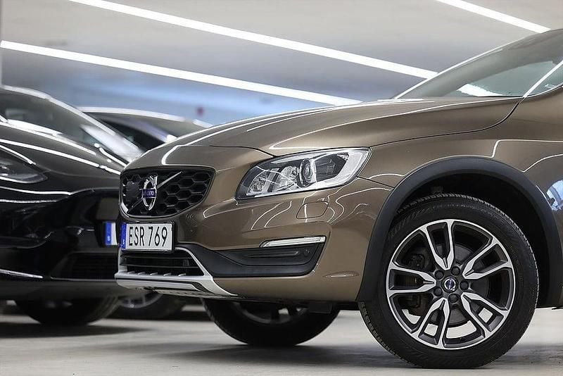 Begagnad Volvo V60 CC Standard 150 HK (110 kW) 2018 Brun Kombi